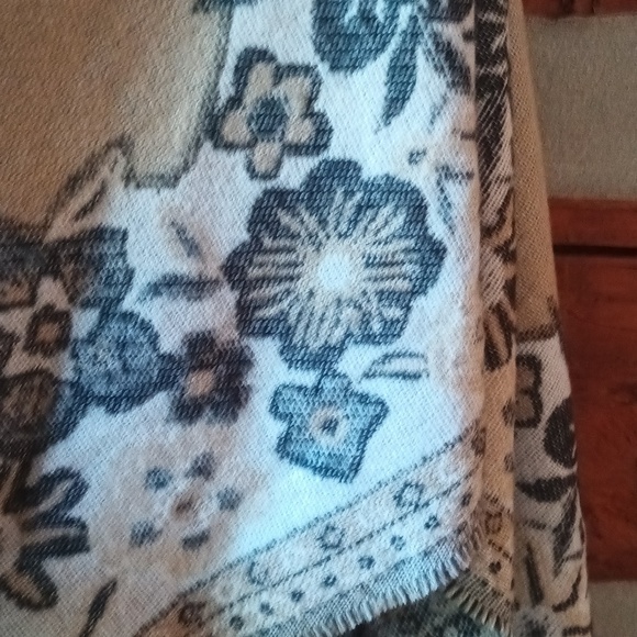 NEW Chico's reversible fringed. Poncho one size neutral floral pattern gray tan - Picture 4 of 12
